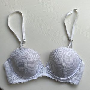 On Gossamer Size 30D Low-V and Low Back White Bra with Removable Pads